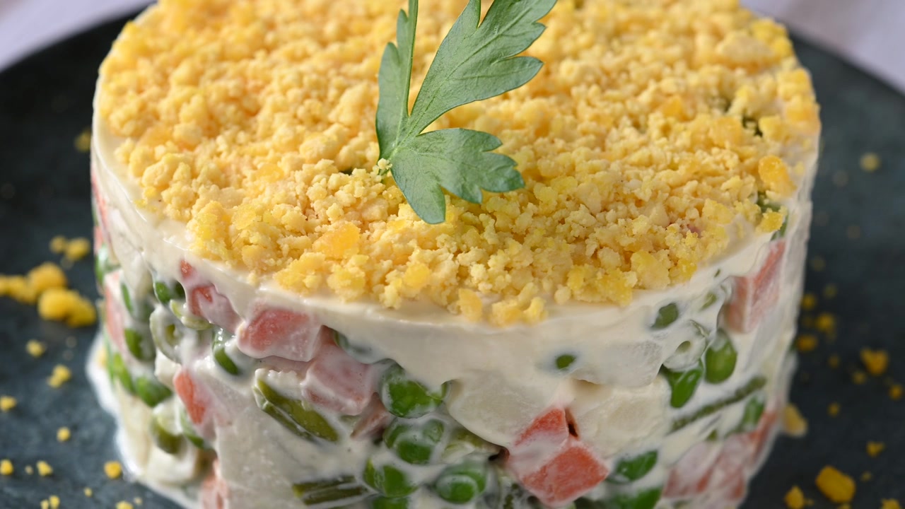 Insalata russa o insalata Olivier per la cena di Natale, ripresa circolare.