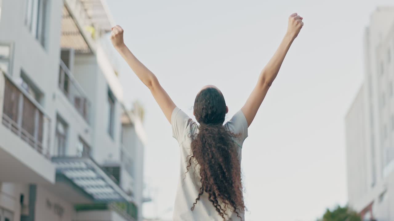 fitness, celebración y mujer ganadora en la ciudad