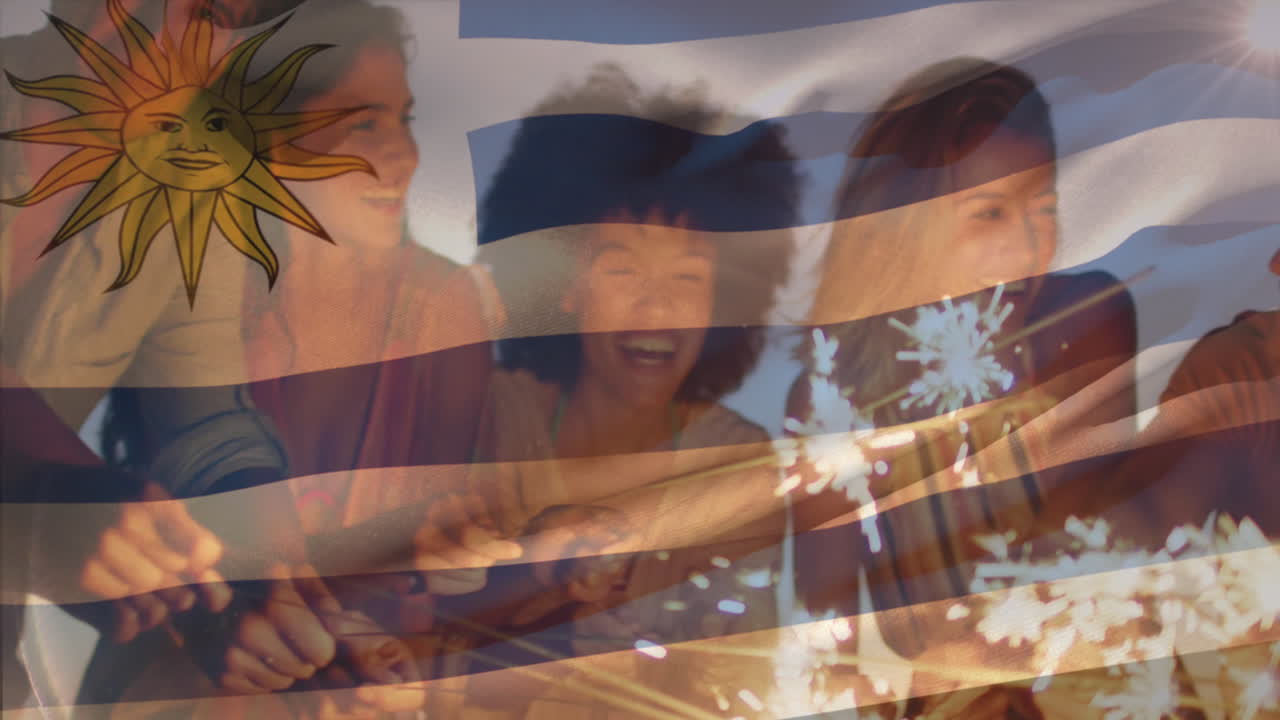 animación de ondear la bandera uruguaya sobre diversos con chispas disfrutando en la playa