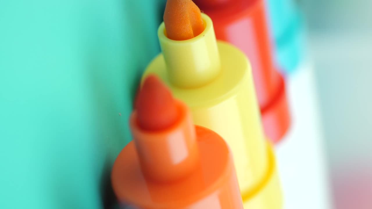 primer plano de los marcadores de colores