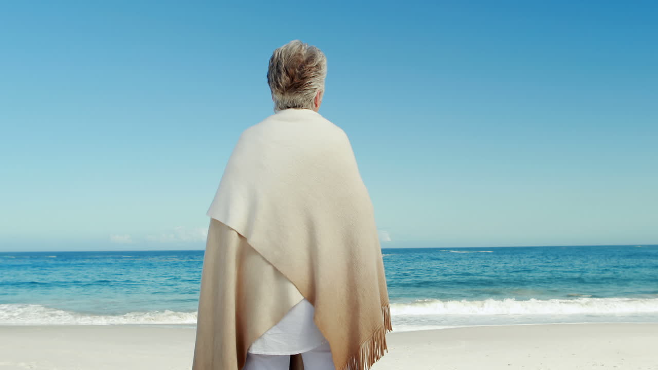 코트를 입은 고위 여성