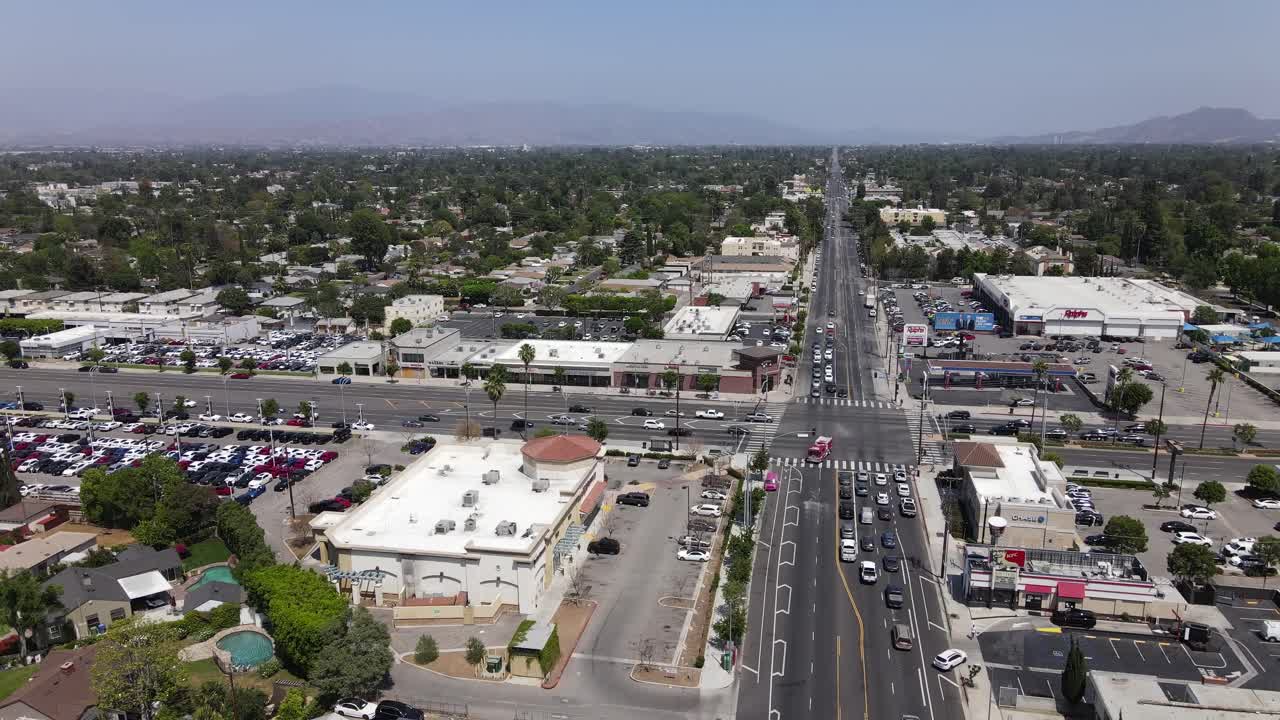 Strade del paesaggio urbano di Sherman Oaks nel sobborgo di Los Angeles, California, vista aerea 4K