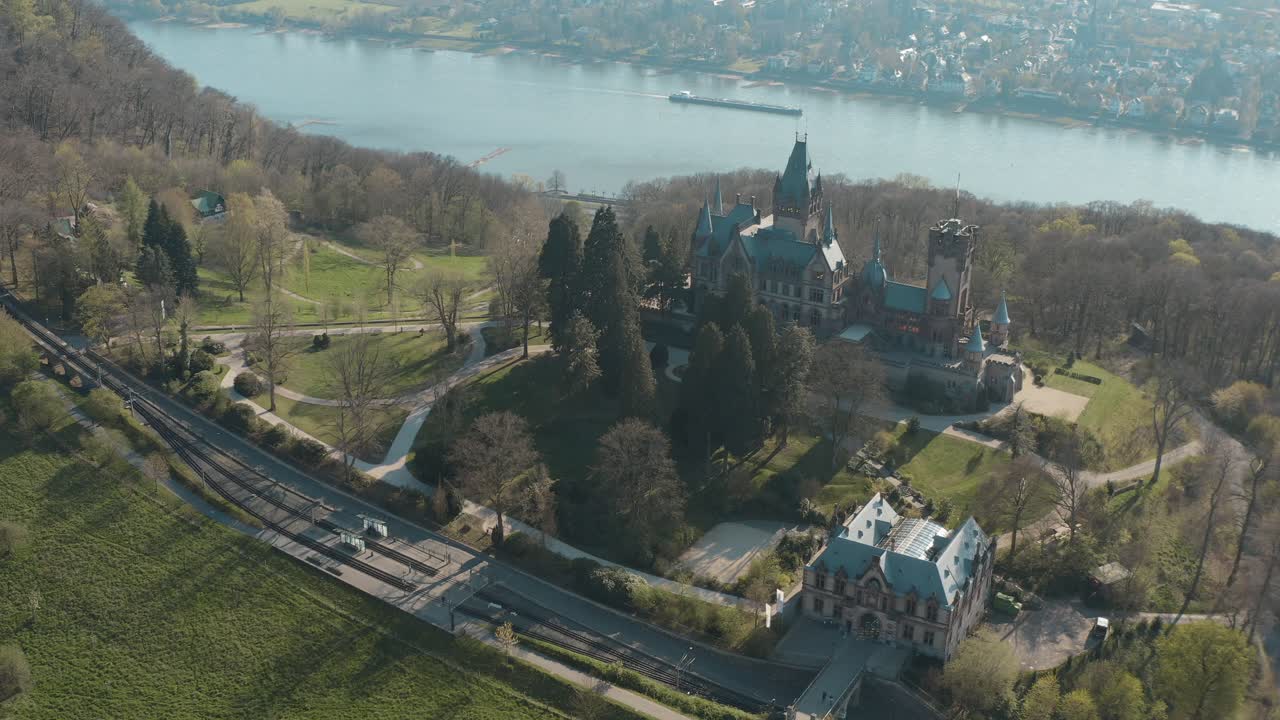drone - toma aérea del castillo drachenburg y el río rin con un barco siebengebirge cerca de bonn - königswinter 25p