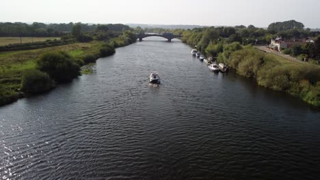 el video del dron captura desde detrás de un barco fluvial moviéndose hacia un puente de carretera