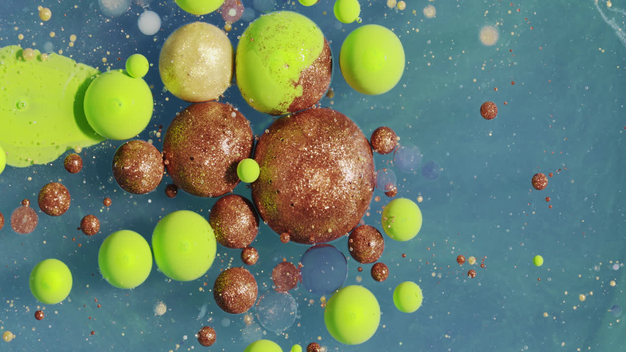 красочный абстрактный флюид искусство акриловая жидкость частицы завихряются вокруг макро пузыри с растворением психоделический мрамор чернила текучий эффект