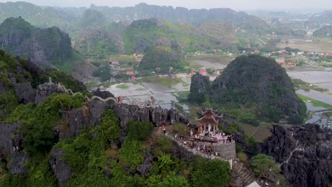 órbita aérea sobre montañas de piedra caliza de las cuevas de hang mua en ninh binh