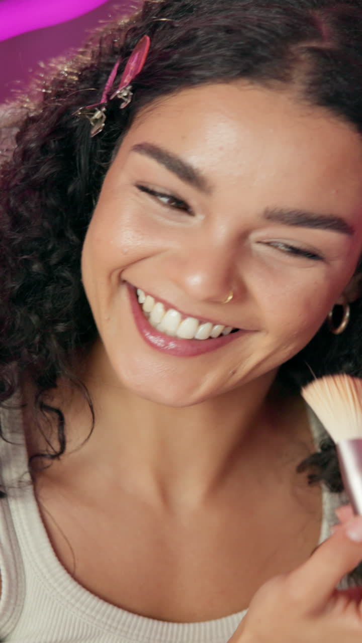 mujer aplicando maquillaje