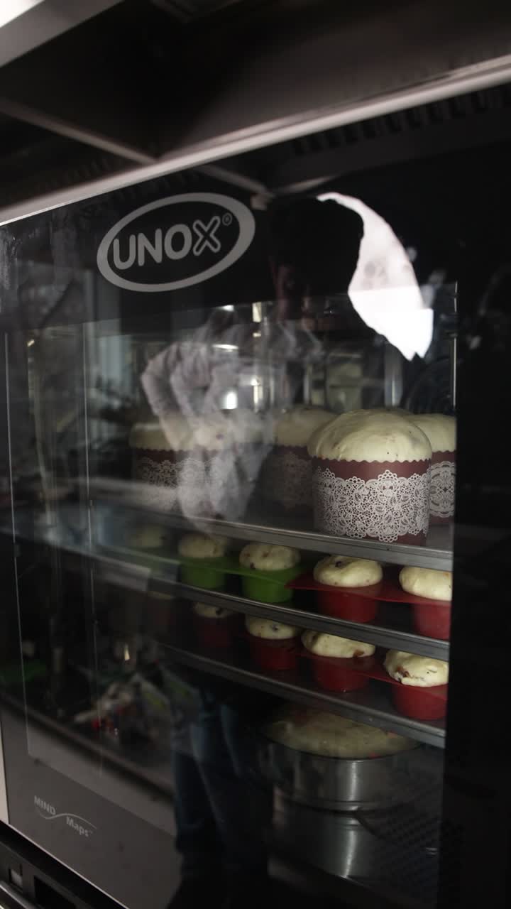 pan de pascua en un horno comercial