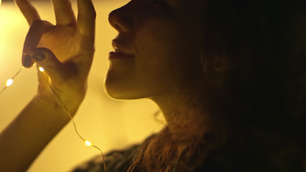 una mujer relajándose sola.