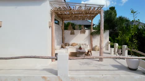 Luftzoom-Aus-Weißem-Boho-Villa-Balkon-Konzeptdesign-In-Bali