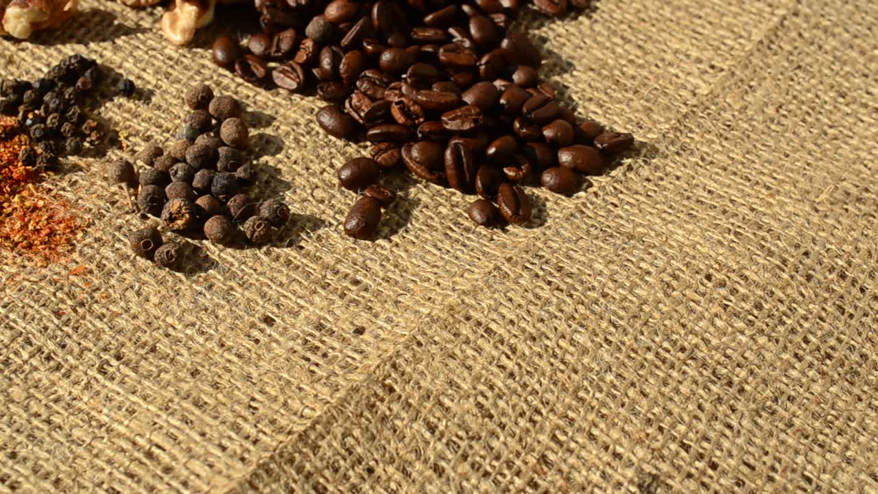 Café, noz e pimenta sobre um saco de estopa. Café contra um saco