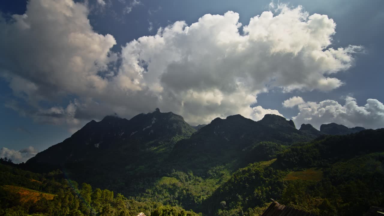 구름이 가득한 산악 풍경