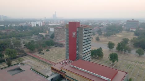 disparo de drones en órbita de la torre de la rectoría en la ciudad universitaria en una mañana nebulosa