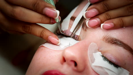 cuidado profesional de las cejas, pestañas artificiales, volumen y forma