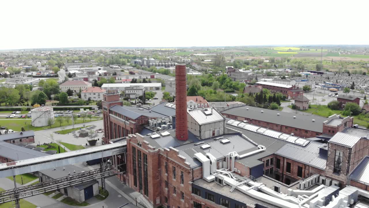 aproximación aérea hacia la antigua fábrica de azúcar convertida en hotel en el centro histórico de znin en polonia
