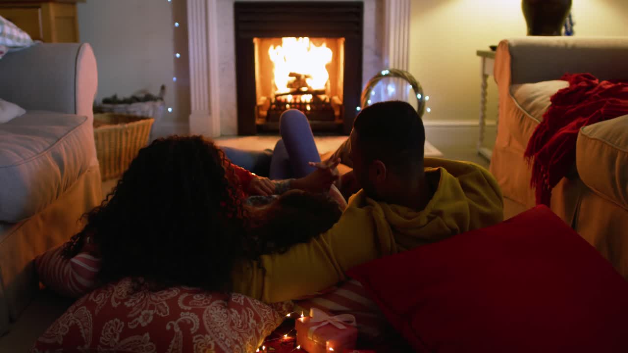 familia en casa en la época de navidad