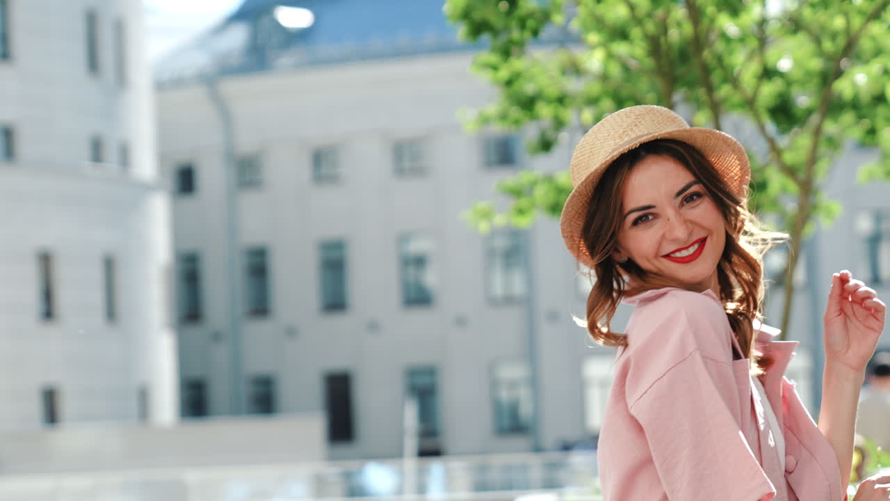 mujer elegante con una camisa rosa y un sombrero de paja