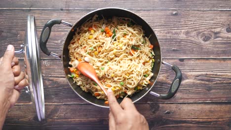 stir-fried chicken noodles