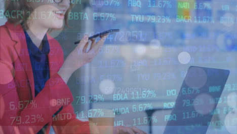 animación del procesamiento de datos financieros sobre una mujer caucásica que usa un teléfono inteligente