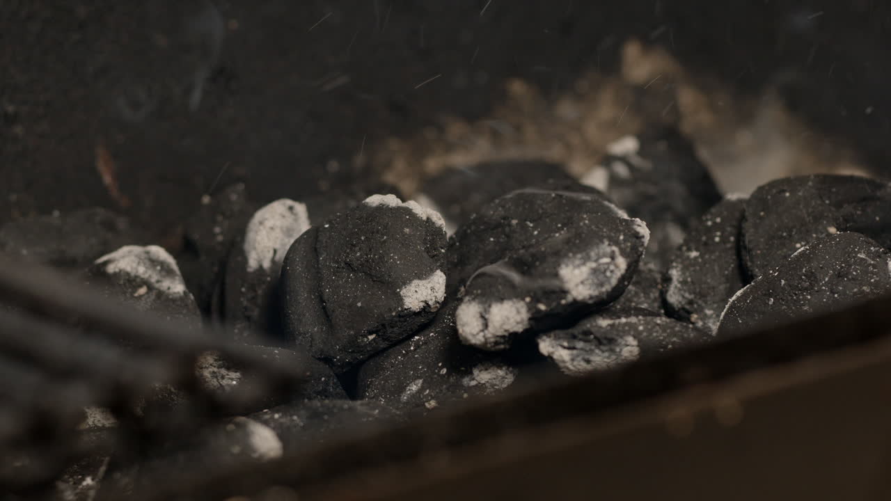 バーベキューピットで熱い木炭に噴射され ⁇ スローモーションで点火するライター液