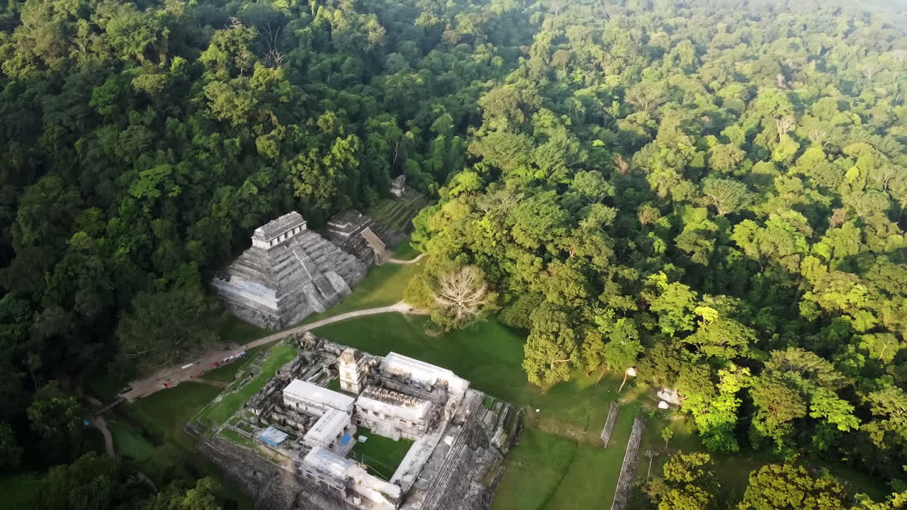 Vista aerea con drone delle rovine Maya di Palenque, con antiche piramidi e templi circondati dalla giungla tropicale nel Messico meridionale