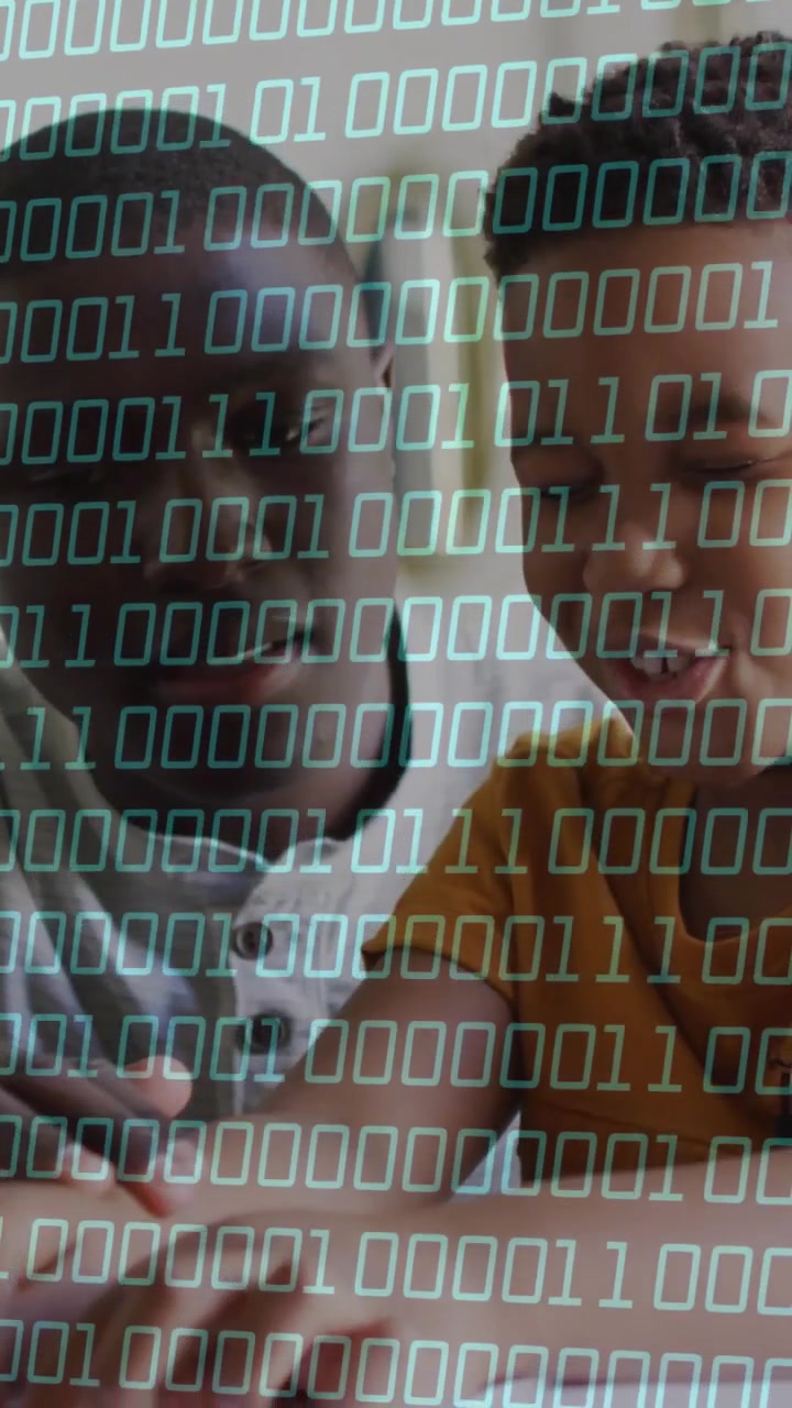 Vertikal video: Voksen mand guider barn ved at trykke på telefon, hvilket skaber et binært gitter til teknologilæring.