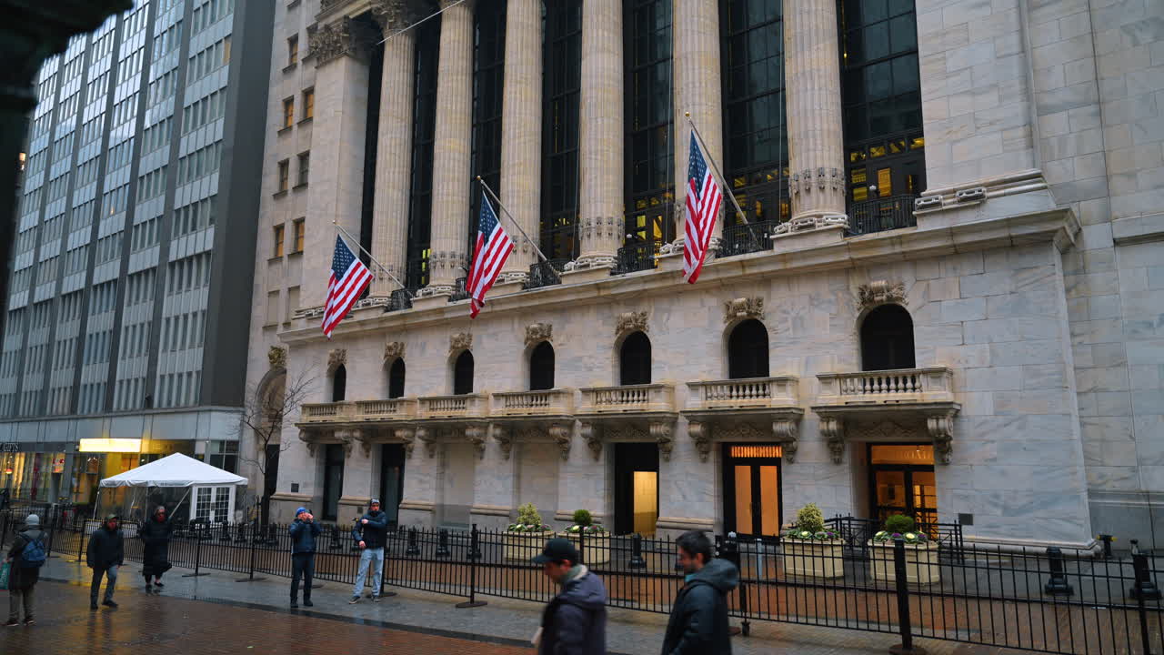 New York, USA, 24. december 2025: Facade på New York Stock Exchange. Udvendig udsigt over New York Stock Exchange med amerikanske flag på Wall Street