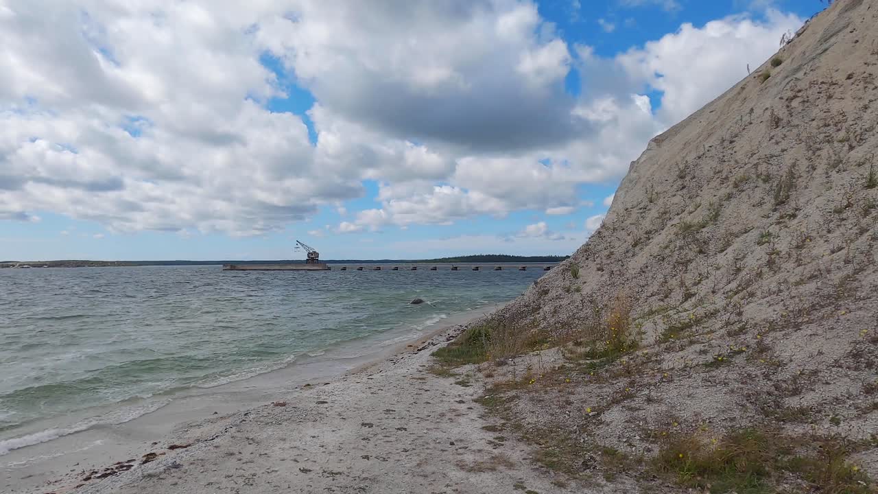 заброшенный мост и кран возле старой шахты