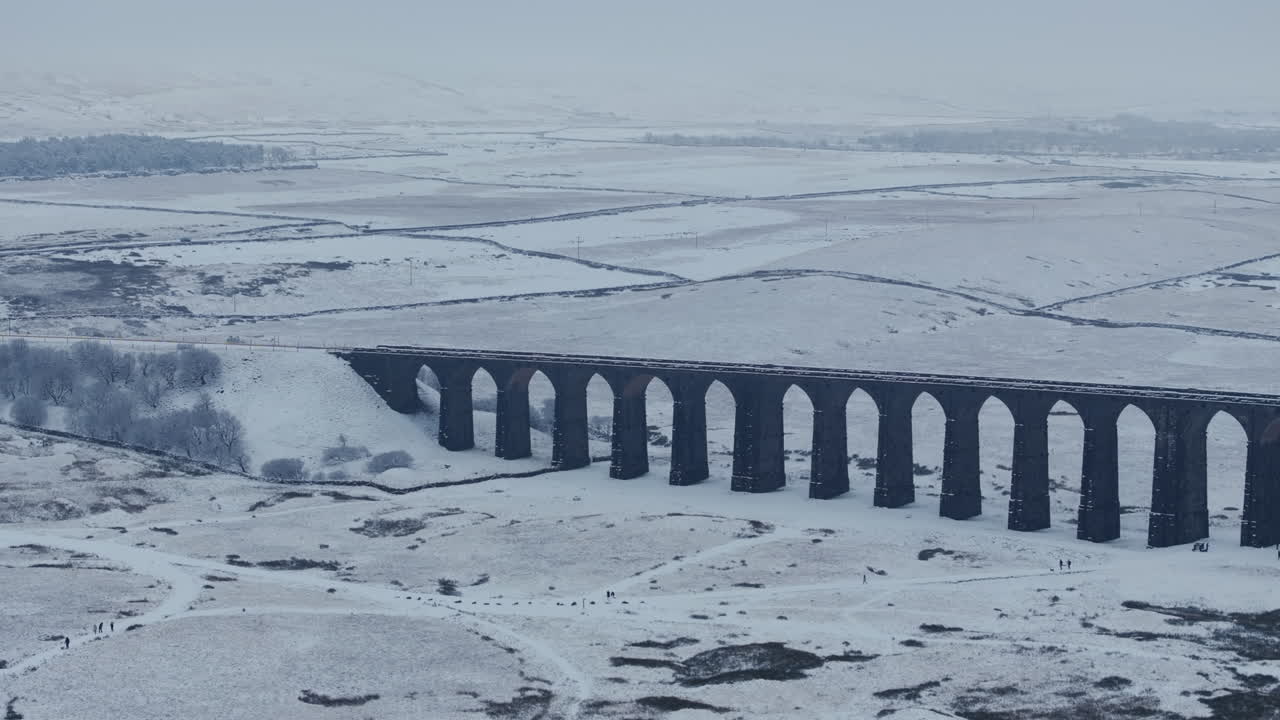 영국 요크셔 즈 (yorkshire dales) 의 안개가 가득한 날에 눈 인 리블헤드 다이아트 (ribblehead viaduct) 의 공중 드론 촬영