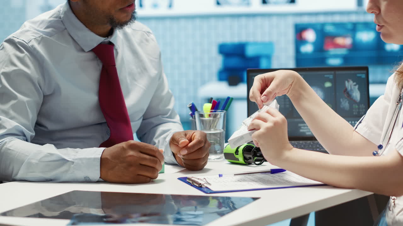 médico que recomienda suplementos y analgésicos en el seguro médico