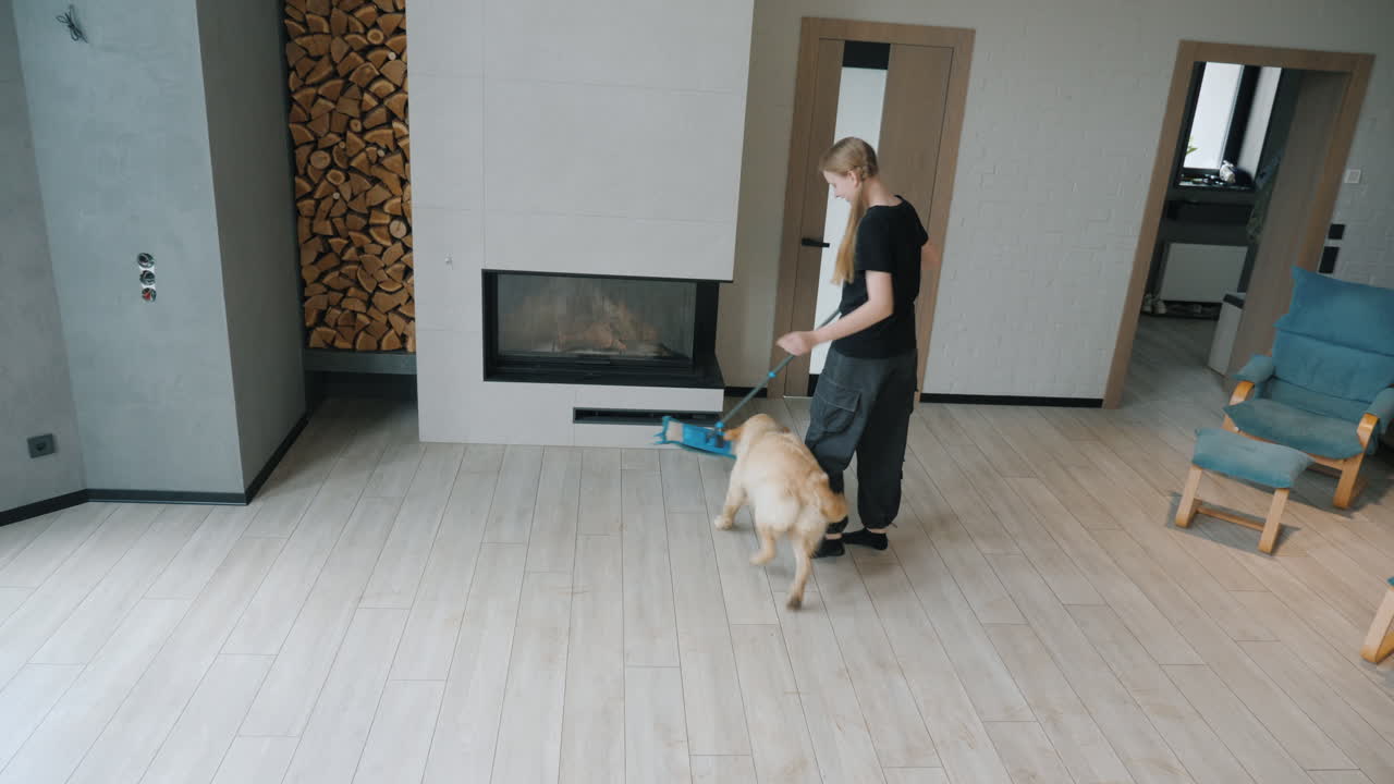 chica paseando un perro en una sala de estar moderna