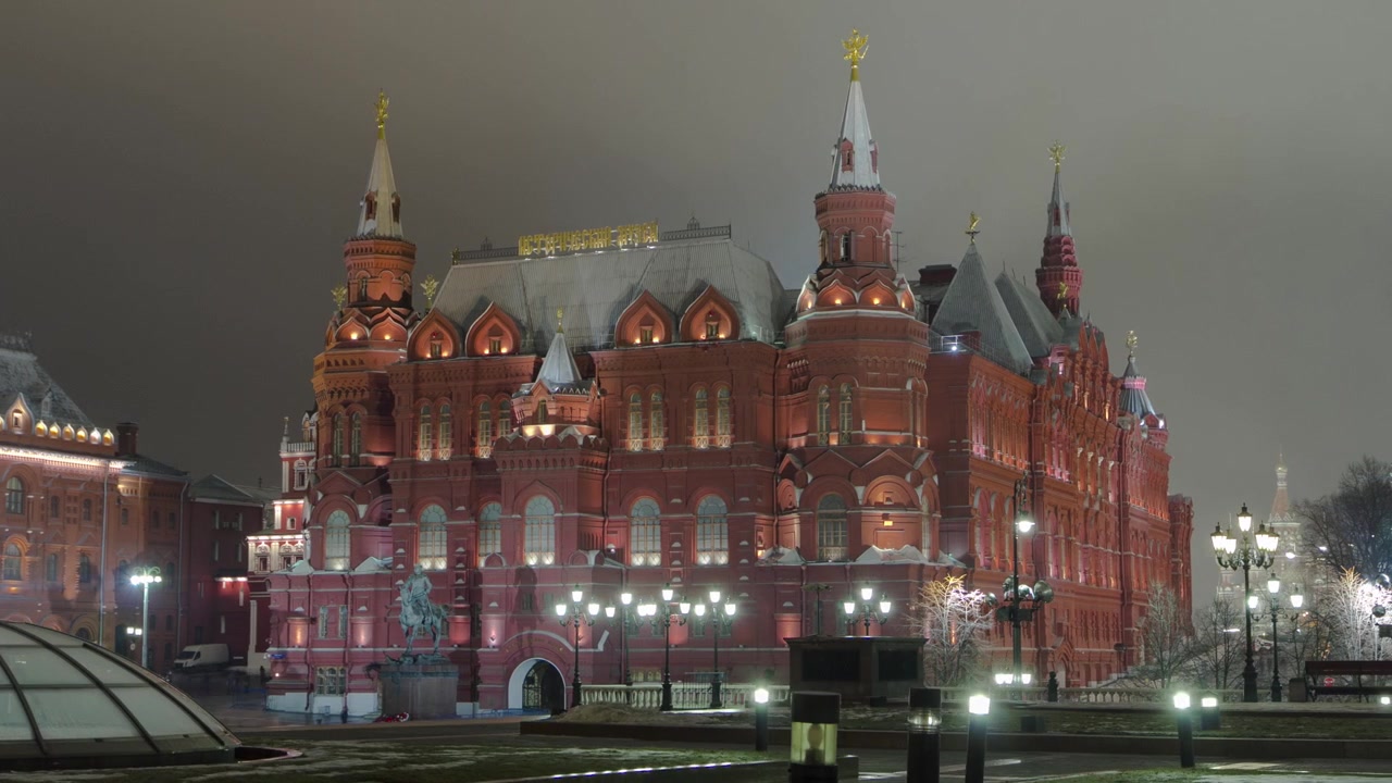 Timelapse hyperlapse nocturne du Musée historique d'État de Russie. Situé entre la Place Rouge et la Place du Manège à Moscou, il a été fondé en 1872. Vue depuis la Place du Manège.