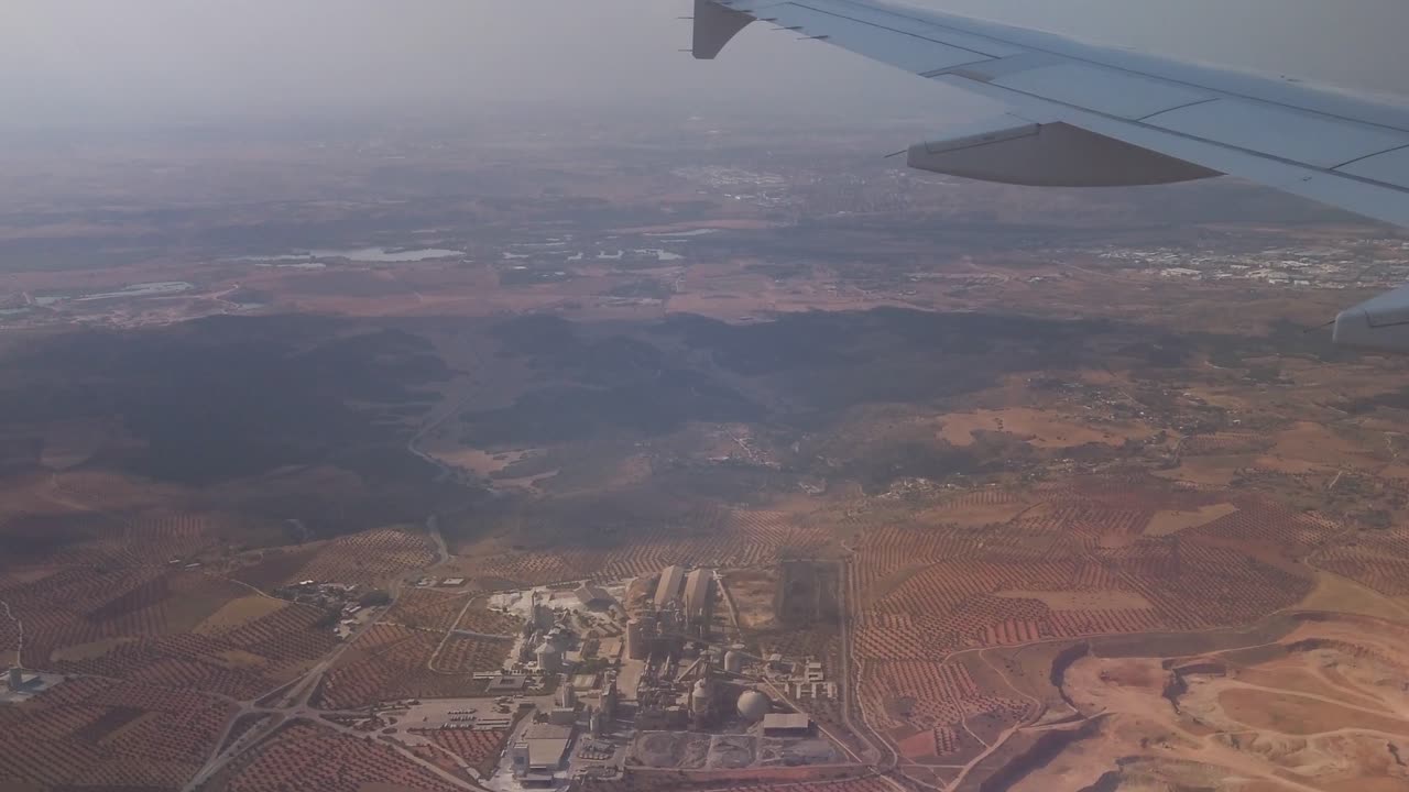 una toma aérea desde un plano de una planta de fabricación de cemento y hormigón