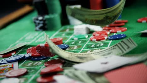 rueda de ruleta, dólar, fichas de casino y cartas de juego en la ruleta 4k