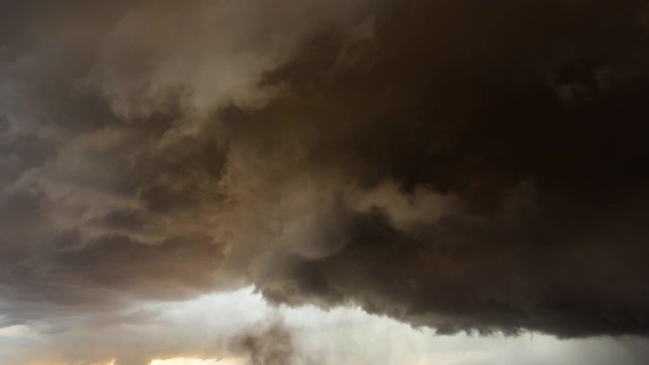 Awan Kumulonimbus Dahsyat Terbentuk di Suasana Cuaca Ekstrem yang Gelap