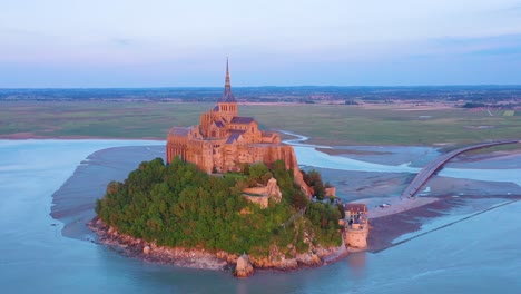 Hermosa-Toma-Aérea-Del-Mont-Saint-Michel-En-Normandía-Francia-En-La-Luz-Del-Atardecer-1