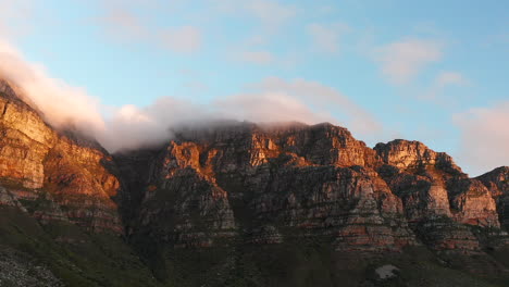 Antena-Que-Revela-A-Los-Doce-Apóstoles-Del-Parque-Nacional-De-Table-Mountain-En-Ciudad-Del-Cabo,-Sudáfrica