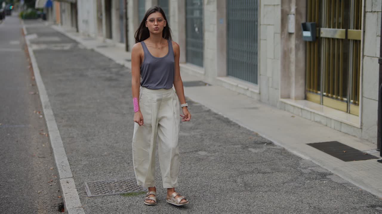 mujer caminando por una calle de la ciudad
