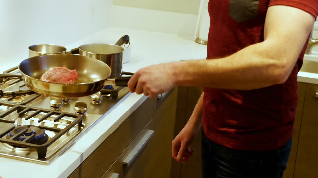 hombre cocinando en la cocina 4k