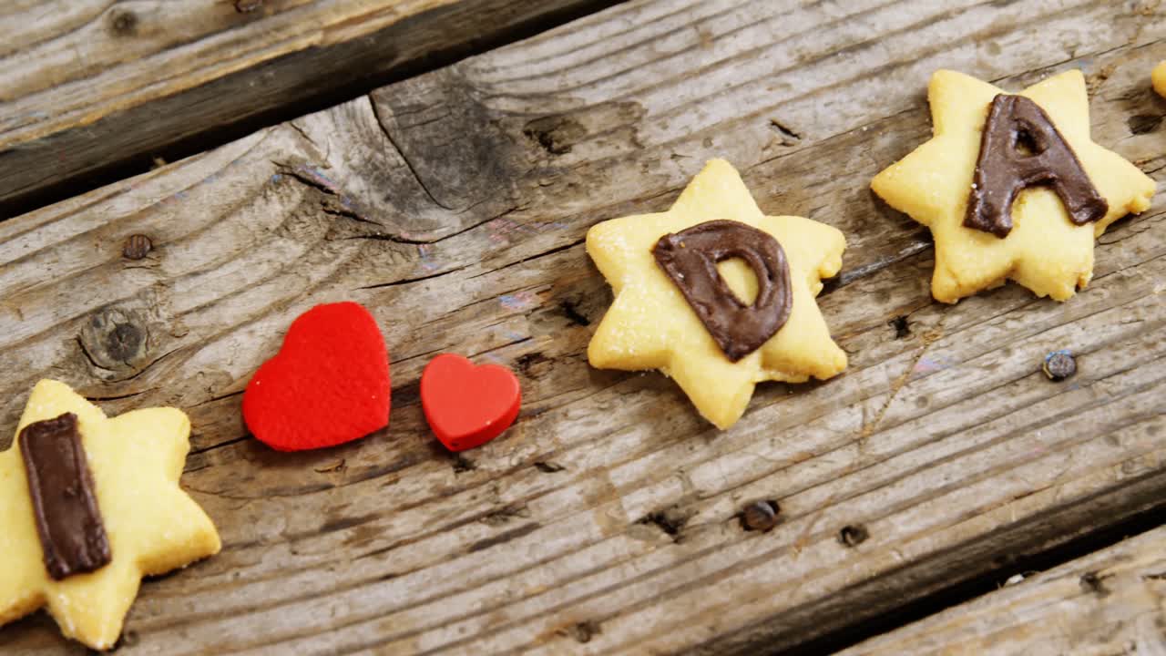 звездная форма с текстом на деревянной доске