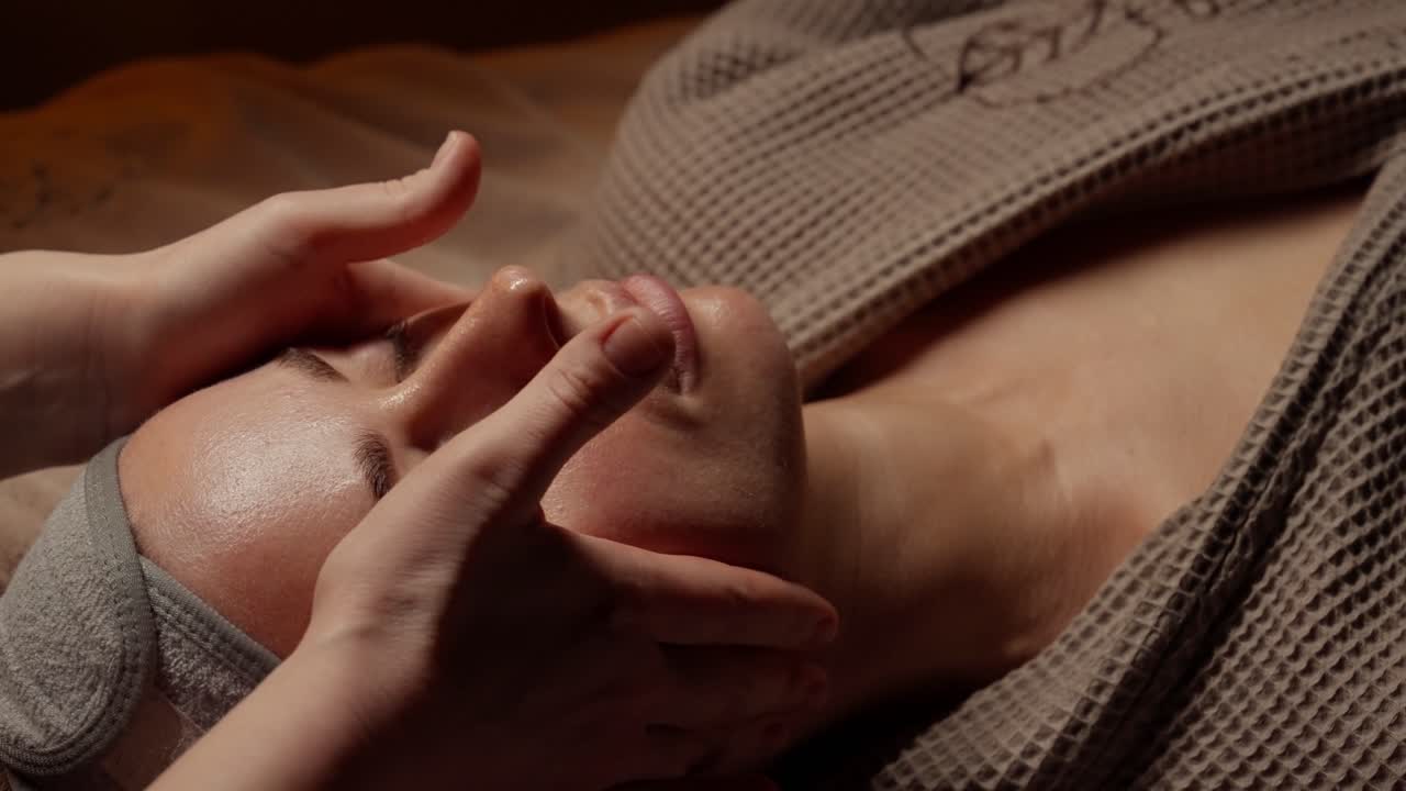 Primo piano di donna che riceve un massaggio facciale rilassante in una spa