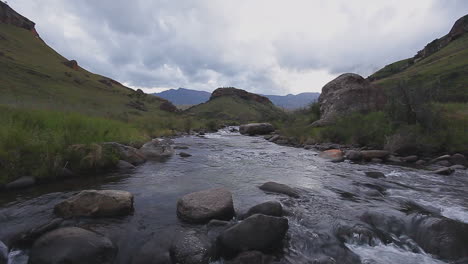 Un-Vapor-Tranquilo-En-El-Drakensberg-De-Sudáfrica