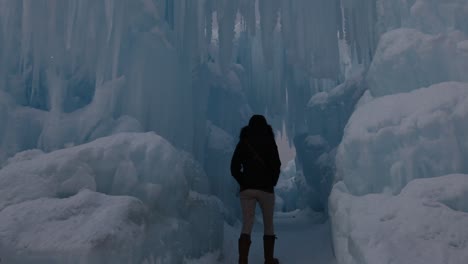 Person,-Die-Durch-Einen-Gefrorenen-Tunnel-Aus-Eis-Und-Schnee-Geht