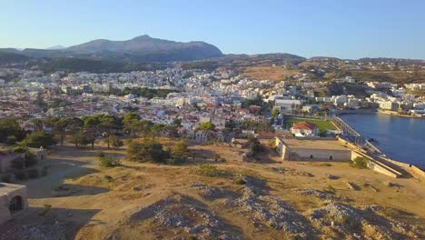 Volando-Sobre-La-Fortaleza-De-Rethymno-Hacia-El-Antiguo-Puerto-De-Creta,-Grecia