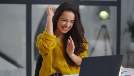 mujer positiva recibiendo buenas noticias por correo electrónico. mujer de negocios bonita ganando el proyecto.