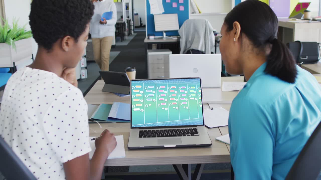 composición de mujeres diversas que usan computadoras portátiles con un chat en la pantalla