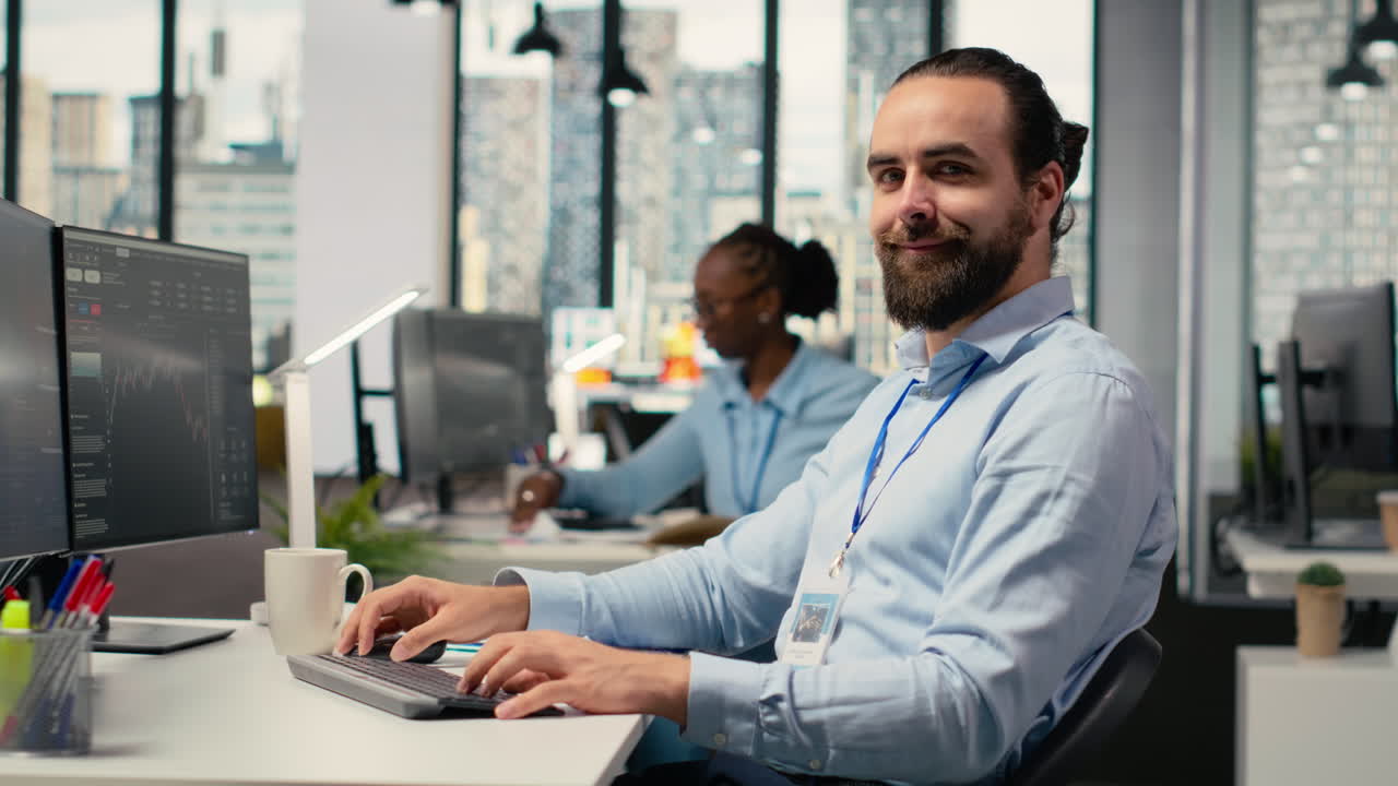 Day trader sorridente al lavoro che compra e vende azioni.