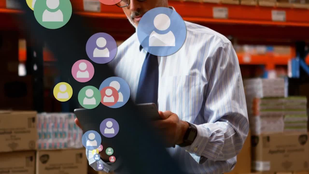 animación de un hombre trabajando en un almacén y usando una tableta con iconos de personas