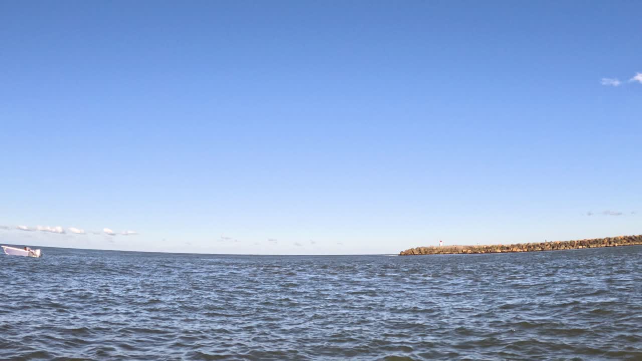 배가 바다 지평선을 가로질러 움직입니다.