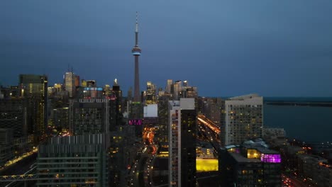 luftaufnahme der innenstadt von toronto in der dämmerung mit vielen eingeschalteten lichtern